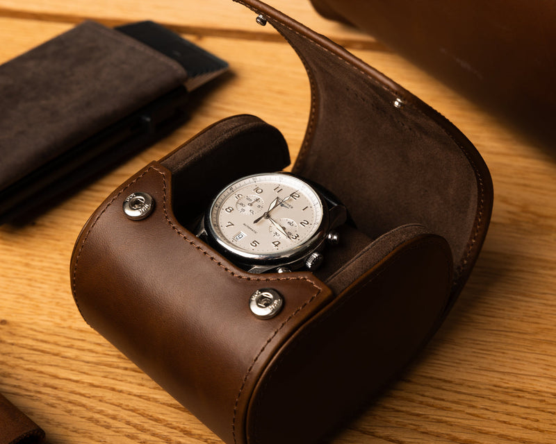 Dunkel Braune Uhrenbox von Gentlemen's mit einer Luxus-Uhr