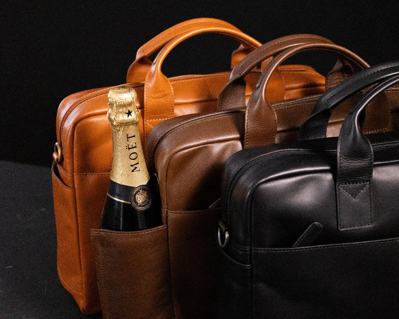 Laptoptasche von Gentlemen's als Luxusgeschenk mit einer Champagne-Flasche.