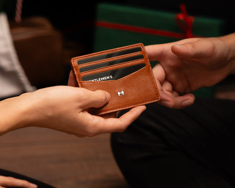 Zum Hochzeitstag wird ein Gentlemens Geldbeutel geschenkt.