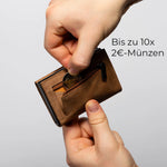 Lade das Bild in den Galerie-Viewer, 43693613285642;Bis zu 10x 2€-Münzen;Ein spezieller Schnitt und flexibles Leder machen das Münzfach besonders geräumig und dehnbar. Es fasst bis zu 10x 2-Euro-Münzen und bleibt dank des hochwertigen YKK-Reißverschlusses sicher verschlossen.
