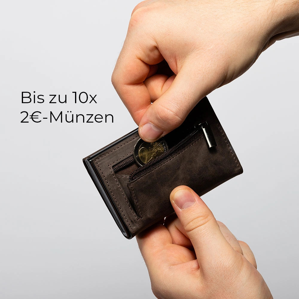 43693613220106;Bis zu 10x 2€-Münzen;Ein spezieller Schnitt und flexibles Leder machen das Münzfach besonders geräumig und dehnbar. Es fasst bis zu 10x 2-Euro-Münzen und bleibt dank des hochwertigen YKK-Reißverschlusses sicher verschlossen.