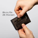 Lade das Bild in den Galerie-Viewer, 43693613220106;Bis zu 10x 2€-Münzen;Ein spezieller Schnitt und flexibles Leder machen das Münzfach besonders geräumig und dehnbar. Es fasst bis zu 10x 2-Euro-Münzen und bleibt dank des hochwertigen YKK-Reißverschlusses sicher verschlossen.
