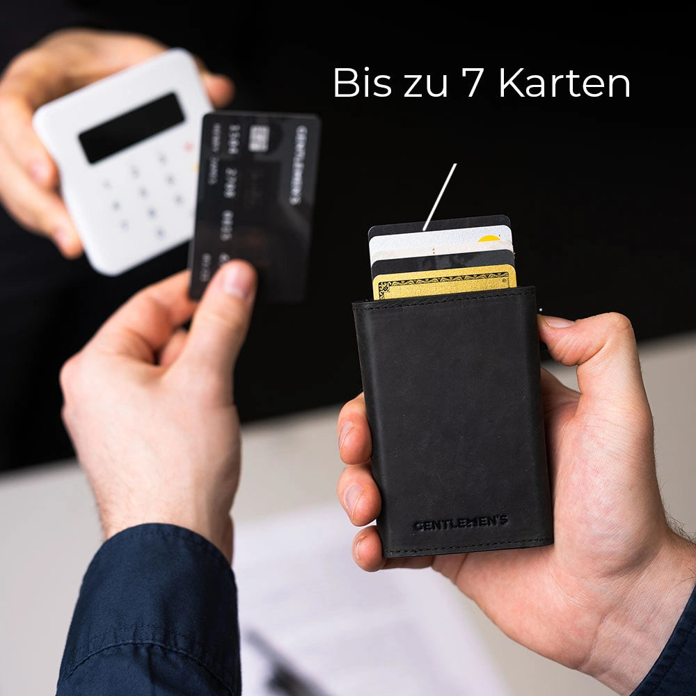43693613252874;Alle Karten sofort griffbereit;Ein Hebel an der Seite aktiviert unseren Pop-Up-Mechanismus, der bis zu 7 Karten geordnet auswirft, sodass du sie schnell mit einem Handgriff entnehmen kannst.