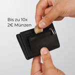 Lade das Bild in den Galerie-Viewer, 43693613252874;Bis zu 10x 2€-Münzen;Ein spezieller Schnitt und flexibles Leder machen das Münzfach besonders geräumig und dehnbar. Es fasst bis zu 10x 2-Euro-Münzen und bleibt dank des hochwertigen YKK-Reißverschlusses sicher verschlossen.
