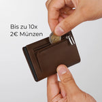 Lade das Bild in den Galerie-Viewer, 43693613220106;Bis zu 10x 2€-Münzen;Ein spezieller Schnitt und flexibles Leder machen das Münzfach besonders geräumig und dehnbar. Es fasst bis zu 10x 2-Euro-Münzen und bleibt dank des hochwertigen YKK-Reißverschlusses sicher verschlossen.
