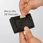 Lade das Bild in den Galerie-Viewer, 52497381556490;Bis zu 10x 2€-Münzen;Ein spezieller Schnitt und flexibles Leder machen das Münzfach besonders geräumig und dehnbar. Es fasst bis zu 10x 2-Euro-Münzen und bleibt dank des hochwertigen YKK-Reißverschlusses sicher verschlossen.
