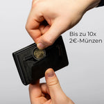 Lade das Bild in den Galerie-Viewer, 43693613252874;Bis zu 10x 2€-Münzen;Ein spezieller Schnitt und flexibles Leder machen das Münzfach besonders geräumig und dehnbar. Es fasst bis zu 10x 2-Euro-Münzen und bleibt dank des hochwertigen YKK-Reißverschlusses sicher verschlossen.
