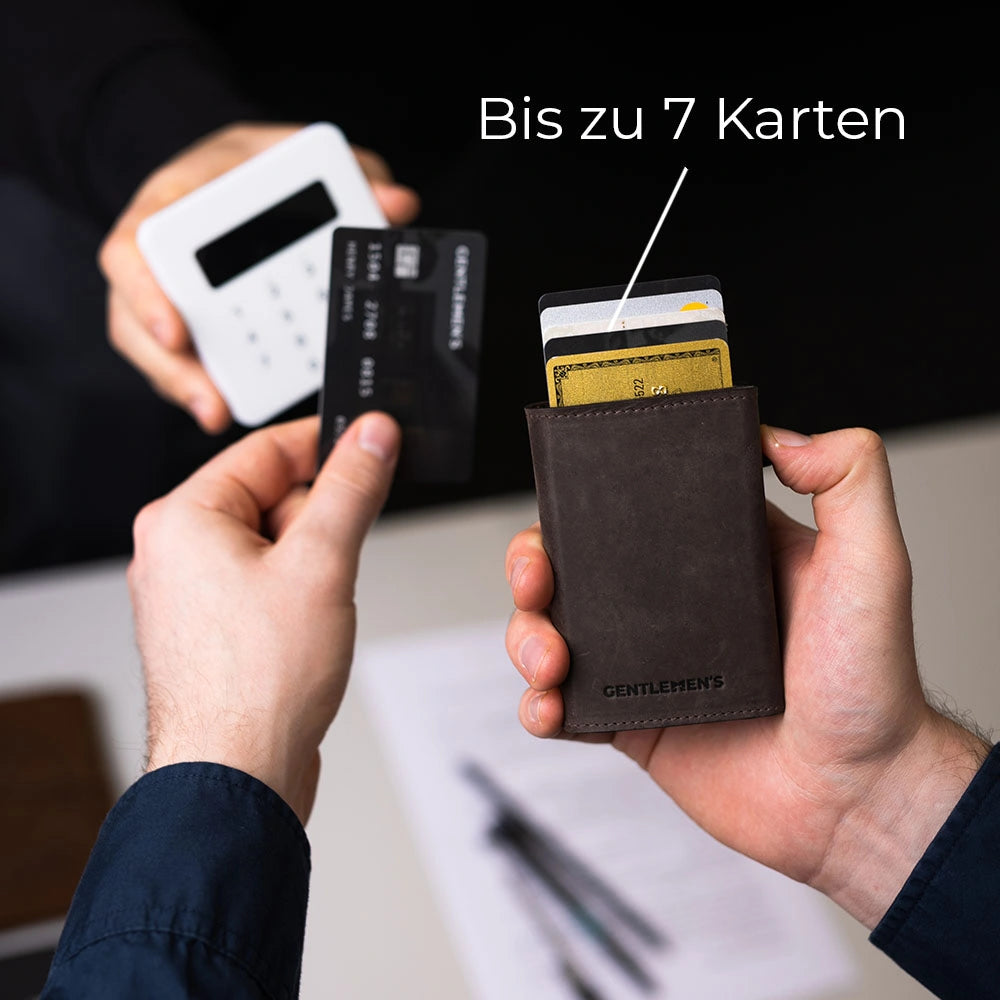 43693613220106;Alle Karten sofort griffbereit;Ein Hebel an der Seite aktiviert unseren Pop-Up-Mechanismus, der bis zu 7 Karten geordnet auswirft, sodass du sie schnell mit einem Handgriff entnehmen kannst.